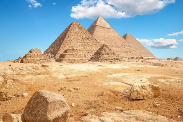 Загадочный Сфинкс и величественные пирамиды Гизы