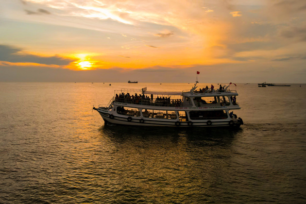 Ночная ловля кальмаров и закат над морем