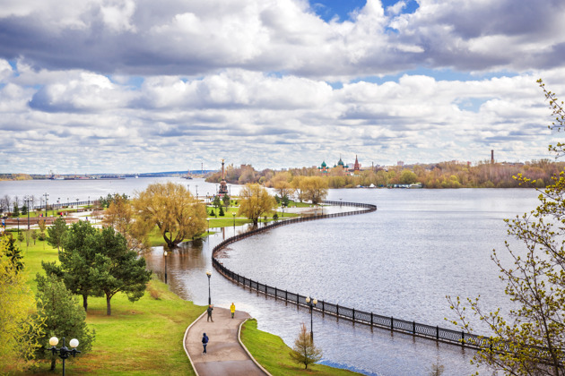Рассветная прогулка по ярославской набережной в небольшой компании