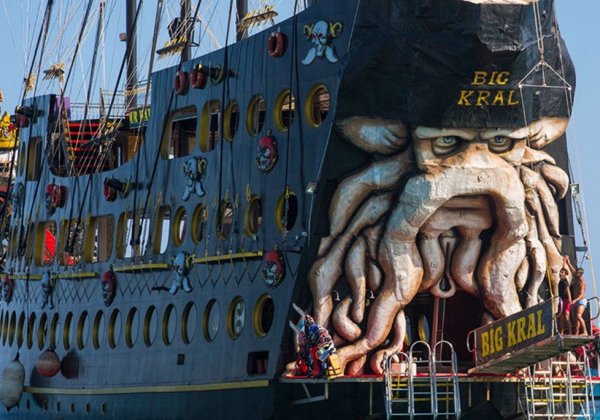 Big Kral в Side — пиратская яхта и морская прогулка