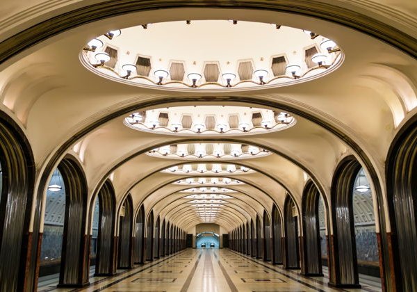 Московское метро: «Наш паровоз вперёд летит, в коммуне остановка». - фото 1