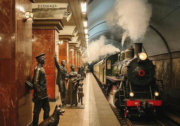 Московское метро: «Наш паровоз вперёд летит, в коммуне остановка»
