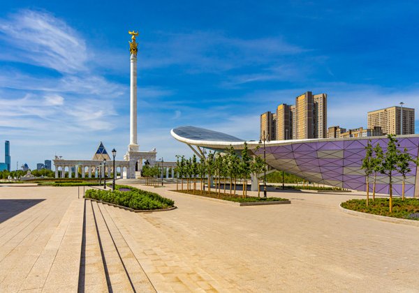 По Астане — на спорткаре