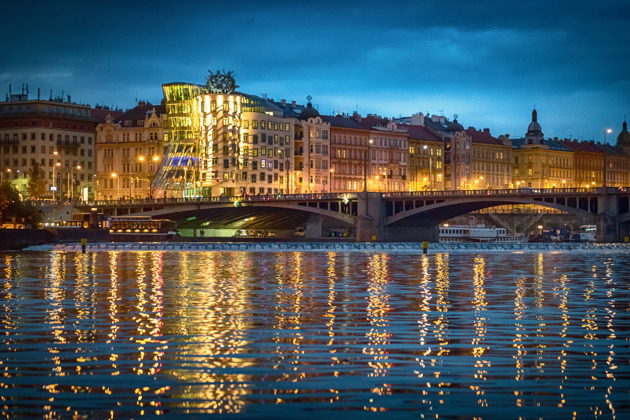 Вечерний круиз по Праге на лодке со стеклянной крышей и открытой палубой