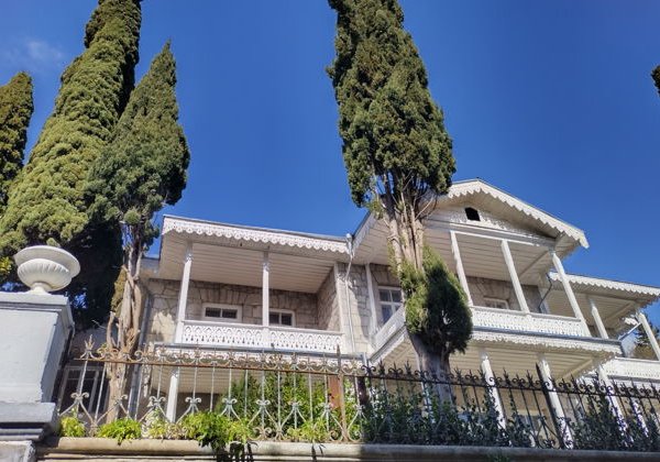 Алупка. Вдоль по улице  Воронцовской или новая жизнь на старый лад - фото 1