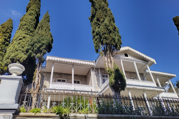 Фото - экскурсия: Алупка: прогулка по Воронцовской улице в обновленном историческом стиле