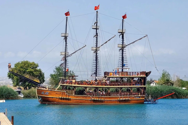 Вечерняя прогулка на яхте в Сиде с пенным весельем и купанием в море