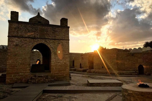 Лучшее в окрестностях Баку за 1 день: Гобустан, Апшерон и Храм Атешгях