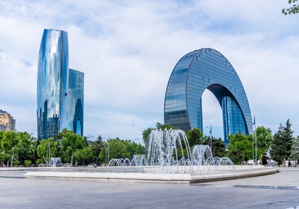По Баку — с коренным бакинцем
