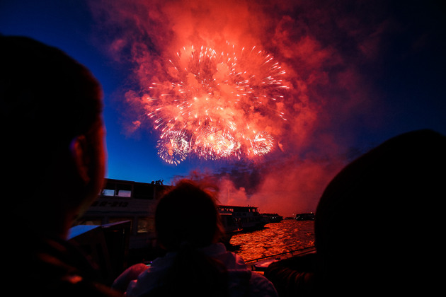 Праздничная прогулка на однопалубном теплоходе по Неве с видом на салют 9 мая