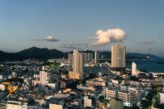 Вечер на крыше бара Скайлайт с панорамным видом на город