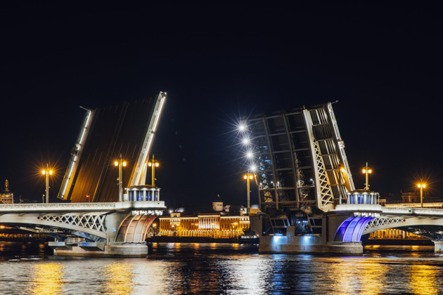 Прогулка по Большой Неве с четырьмя разводными мостами