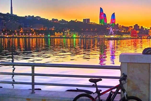 Велосипедная прогулка по Баку: набережная, море и ключевые места