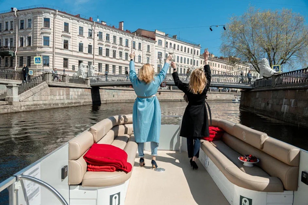 Интимная прогулка на катере по Петербургу для двоих