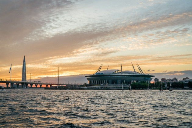 Закат у Лахта-Центра окрашивает Финский залив золотым светом