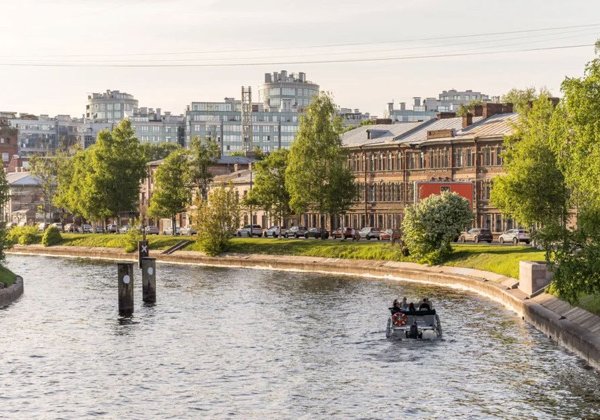 Вдоль берега Петроградского острова 