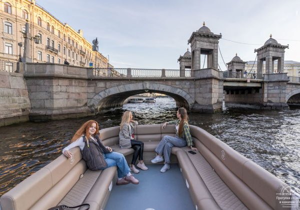 От Фонтанки до Карповки на комфортабельном катере - фото 1