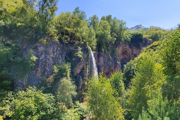 Однодневный тур к Медовым Водопадам и Суворовским термальным источникам