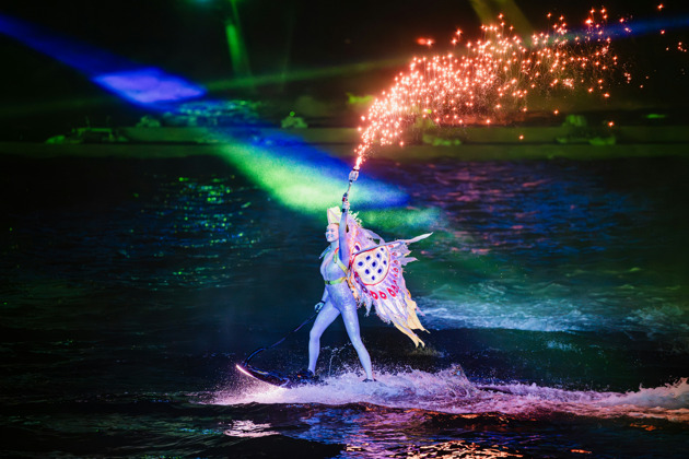 Захватывающее представление в театре До с этническими танцами и воздушными гимнастами
