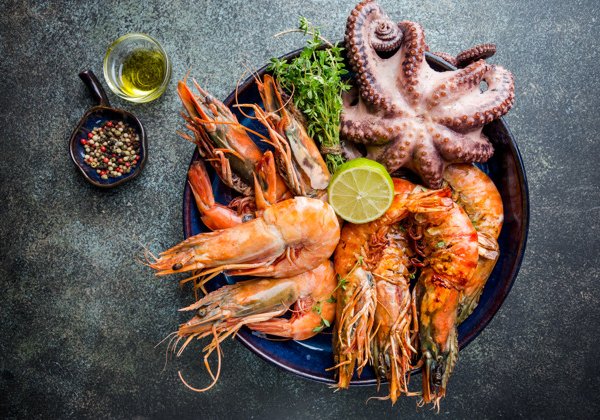 Шведский стол с лобстерами и морепродуктами в ресторане Фист отеля Шератон