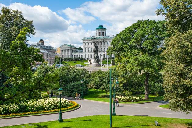 Прогулка с неожиданными находками в Александровском саду у кремлевских стен