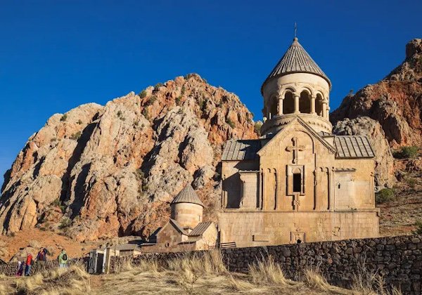 ВНЕДОРОЖНЫЙ ТУР: крепость Смбатаберд, церковь Зорац, гейзер Орбатег