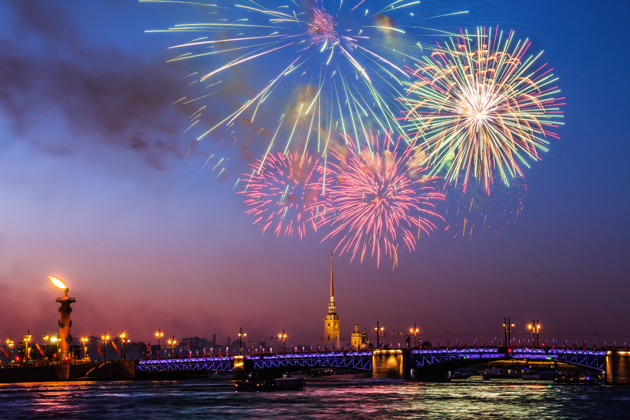 Салют на День Победы с двухпалубного теплохода