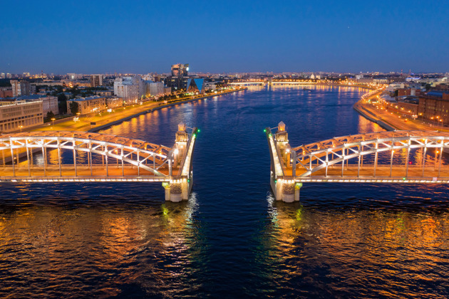 Вечерняя прогулка по пяти разводным мостам с экскурсоводом