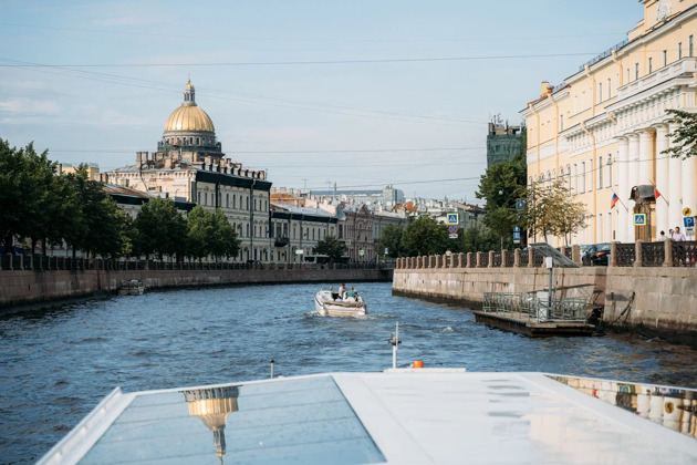 Прогулка по Неве и каналам в самом центре Петербурга