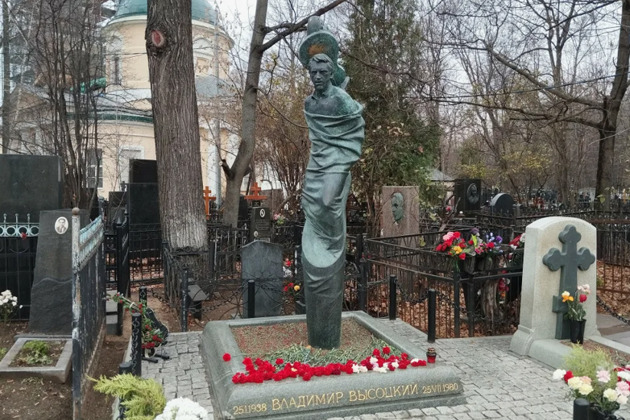 Отправиться в вечность через смерть: легендарные актеры на Ваганьковском кладбище