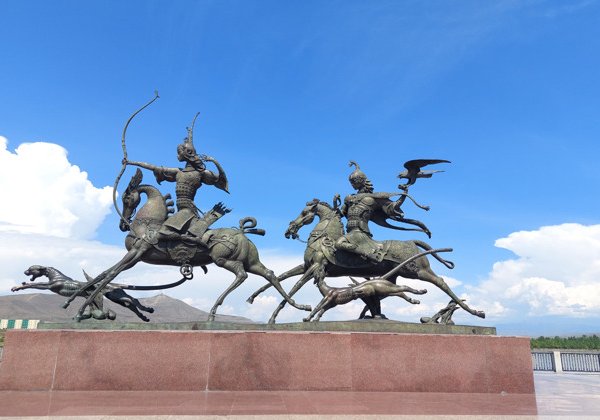 По Кызылу в центре Азии