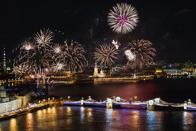 Салют 9 мая на борту теплохода у Петропавловской крепости - фото 2