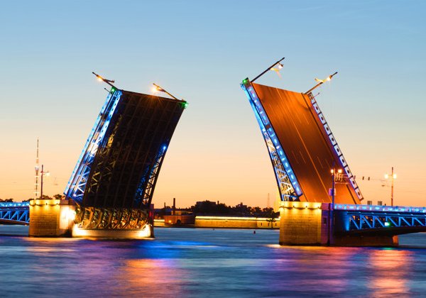 Развод мостов только для вас. Водная прогулка на теплоходе «Адмирал»