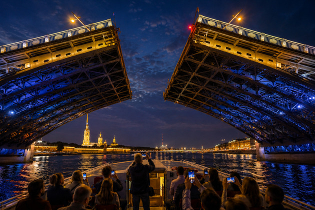 Ночная прогулка по Неве с разводом мостов