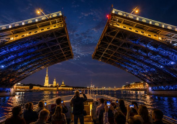 «Чарующий Развод мостов»: ночная прогулка по Неве
