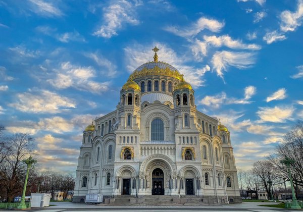 Посетить два великих Морских собора: в Петербурге и Кронштадте
