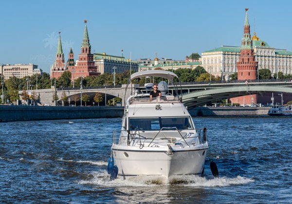 Речная прогулка на яхте с капитаном по центру Москвы по выбранному маршруту - фото 3