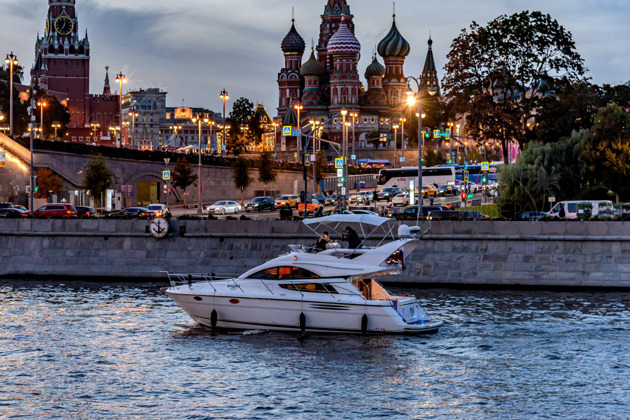 Прогулка по центру Москвы на яхте под управлением капитана по вашему маршруту