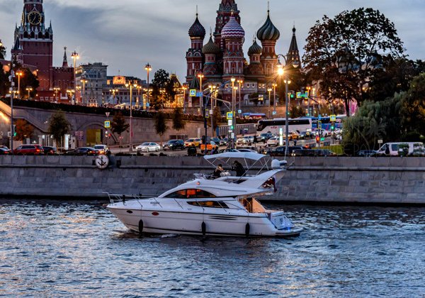 Речная прогулка на яхте с капитаном по центру Москвы по выбранному маршруту