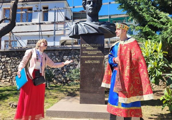 Спектакль-экскурсия по Алуште «Все у нас! Только вас ждём!» - фото 3
