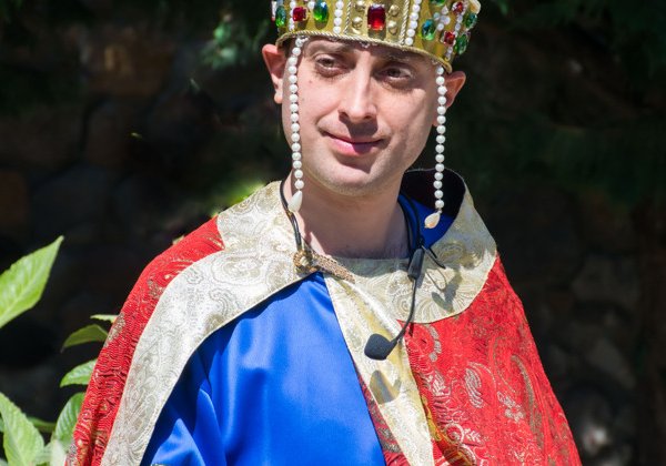 Спектакль-экскурсия по Алуште «Все у нас! Только вас ждём!»