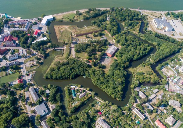 На катере из Калининграда в Балтийск: корабли, канал и заводы