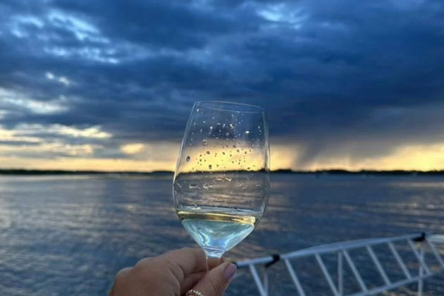 Самара с воды на закате: вечерняя прогулка по Волге на белоснежном катере - фото 1