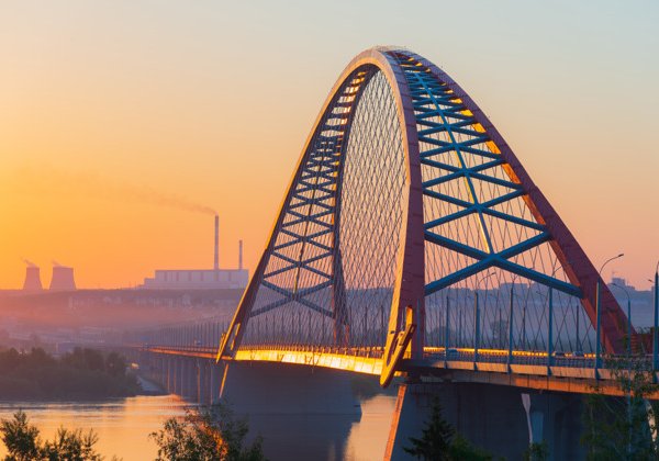 Увлекательная прогулка по необычным мостам, домам и улицам Новосибирска длительностью полтора часа