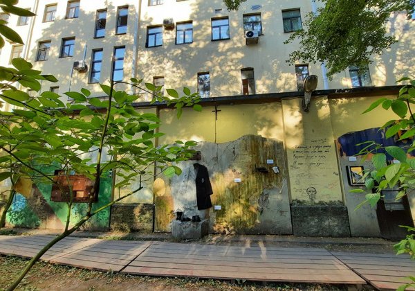 За парадным фасадом: тайны петербургских дворов