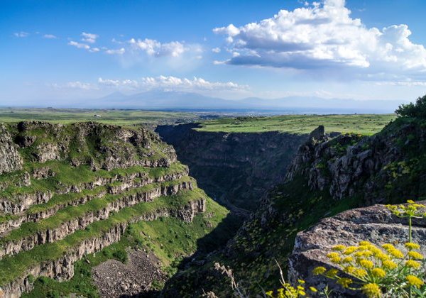 К духовным высотам и природным чудесам Армении: водопад и монастырь - фото 3