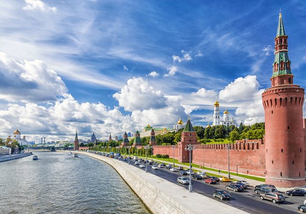По центру столицы от Зарядья до Воробьевых гор на панорамном теплоходе