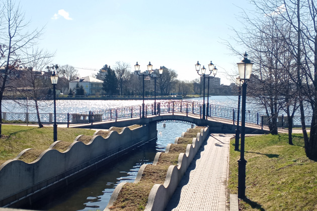 Обломки старых кораблей в камнях Кенигсберга