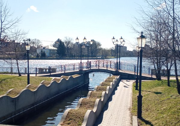 Обломки старых кораблей в камнях Кенигсберга
