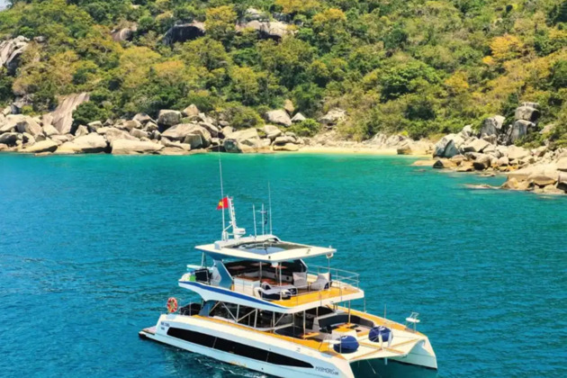 Завтрак на волнах: морская прогулка на катамаране «Ocean Classic» по Нячангу с включенным обедом
